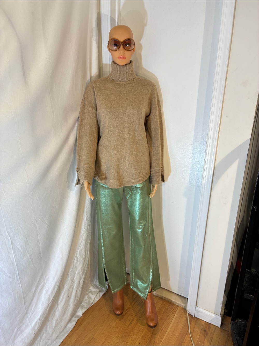 Stunning NWT D & E (Italy) Iredescent Metallic Green Flaired Leg  Pants
